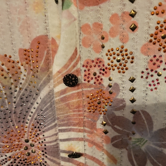 Womens gently used Christopher And Banks 4 button Embroidered top. Small - Picture 6 of 7